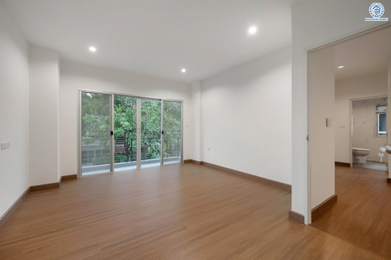 บ้านมือสองตกแต่งใหม่ โครงการ ไลฟ์ บางกอก บูเลอวาร์ด ปิ่นเกล้า-เพชรเกษม เนื้อที่กว้างกว่า 52.5 ตร.ว ฟังก์ชัน 3 ห้องนอน 3 ห้องน้ำ 2 ที่จอดรถ บนทำเลติดถนนพุทธมณฑลสาย4 ตอบโจทย์กับทุกครอบครัว ใกล้แหล่งช้อปปิ้ง "เซ็นทรัล ศาลายา" รถไฟฟ้าสายสีน้ำเงิน "สถานีหลักสอง" และจุดขึ้นทางด่วน "ศรีรัช"